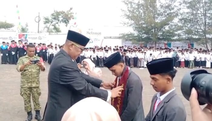 Tuju Santri Pondok Modern Tulehu Dilepas ke Al-Azhar Kairo